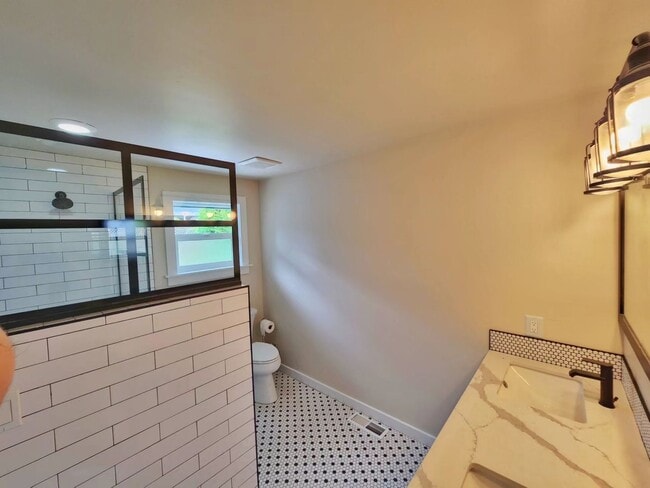 Building Photo - Beautilfully Remodeled 4 Bed 2.75 Bath Ram...