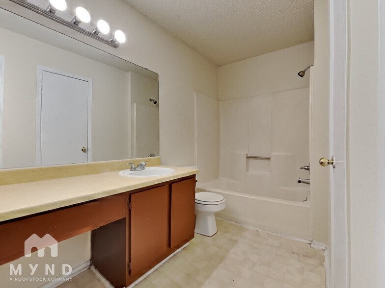 Building Photo - 2214 Creekside Ln