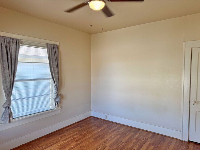 Building Photo - Cute 2 Bed 1 Bath Craftsman Home