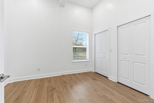 Building Photo - 2503 W Forest Ave