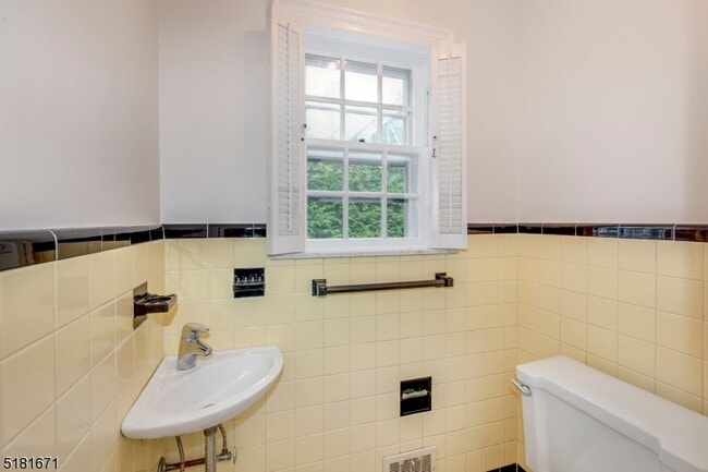 Building Photo - 1 Gapview Rd