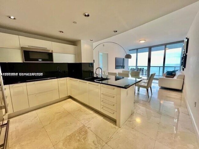 Building Photo - 17121 Collins Ave