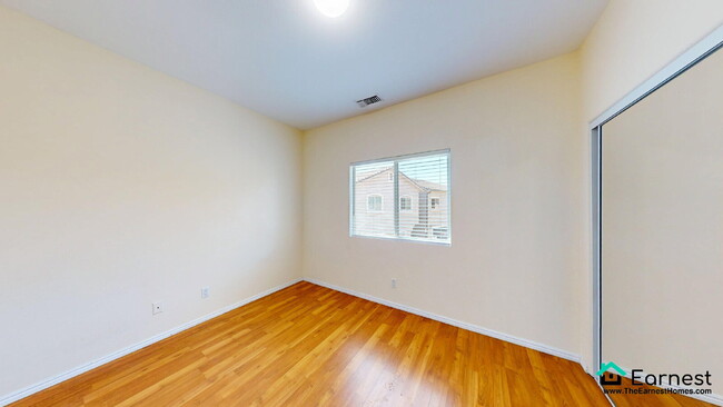 Building Photo - Bright & Stylish 4BR Townhouse with Privat...