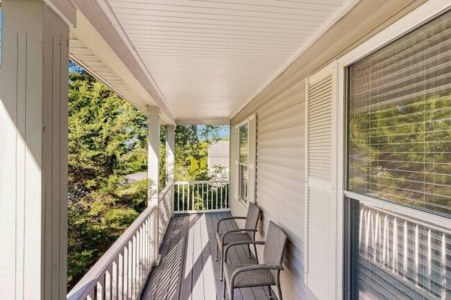 Building Photo - Large 5Br 3 1/2Ba Modern Home in Falmouth ...