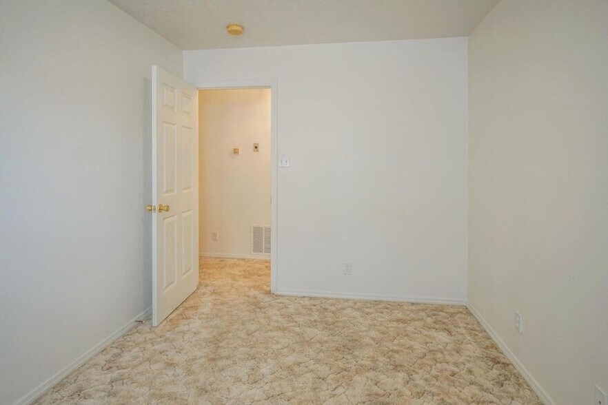 Building Photo - 609 Avenida Montoya NE