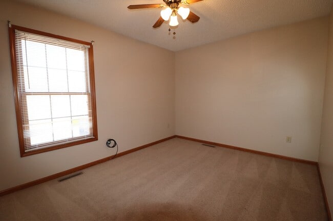 Building Photo - Spacious Townhome