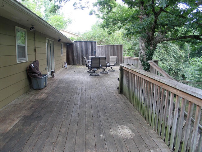 Building Photo - 3006 Lynnwood Dr