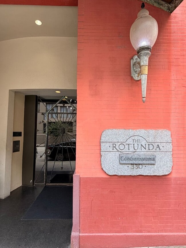 Building Photo - 1BD/1BA Condo in Warehouse District