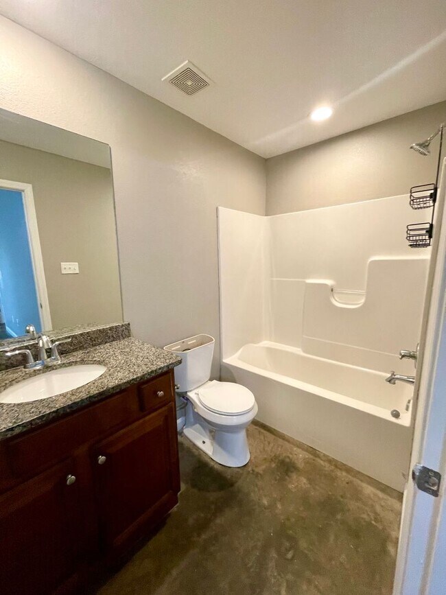 Building Photo - 3 Bedroom / 2 Bath In Pocahontas Available Now!