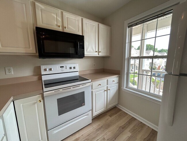 Building Photo - 2BR Condo in Holton Place – Pool, Porch, a...