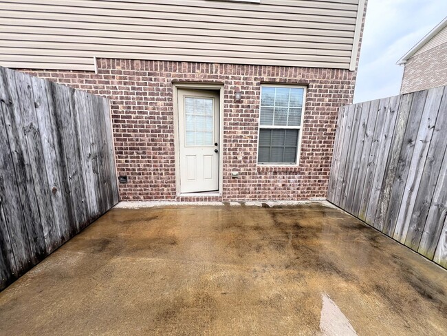 Building Photo - 2 Bedroom 1.5 Bath Townhome