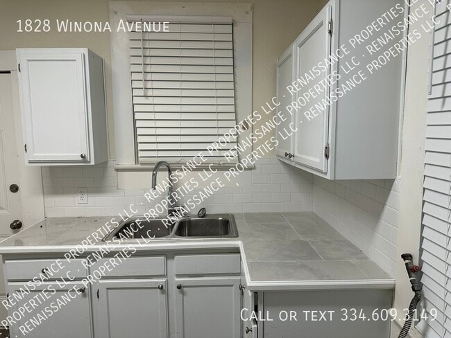 Building Photo - 1828 Winona Ave