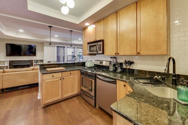 Building Photo - 528 W Cornelia Ave