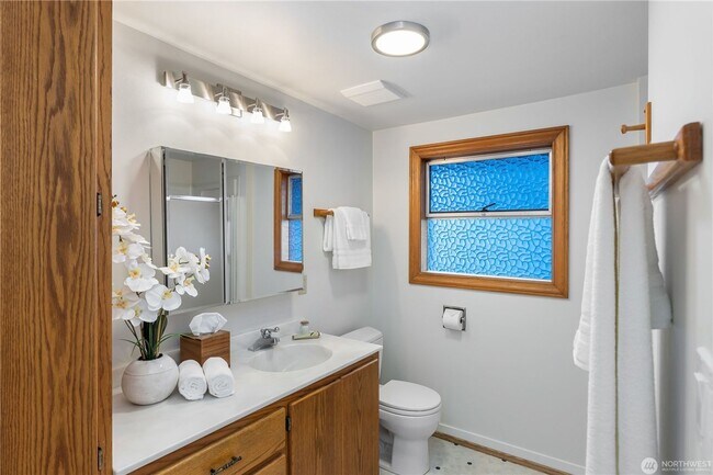 Building Photo - 4Bd/1.75Ba Seattle Home