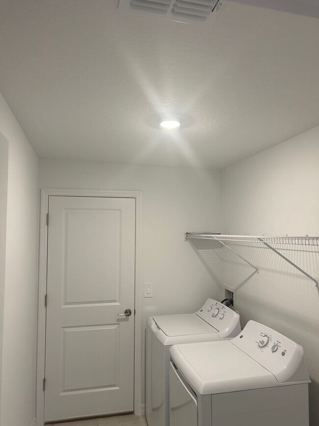 Building Photo - ****PRICE REDUCTION****    Ready for immed...