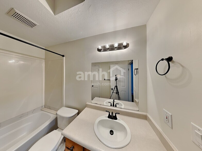 Building Photo - 1074 E 3250 N