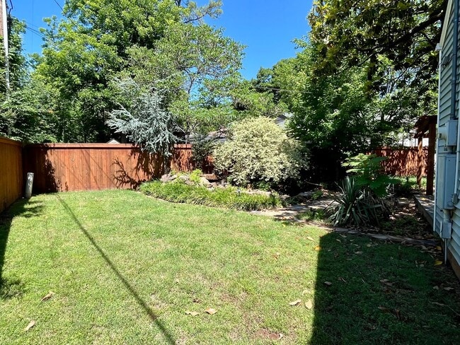 Building Photo - Super Cute 2 Bedroom 1 Bath!!
