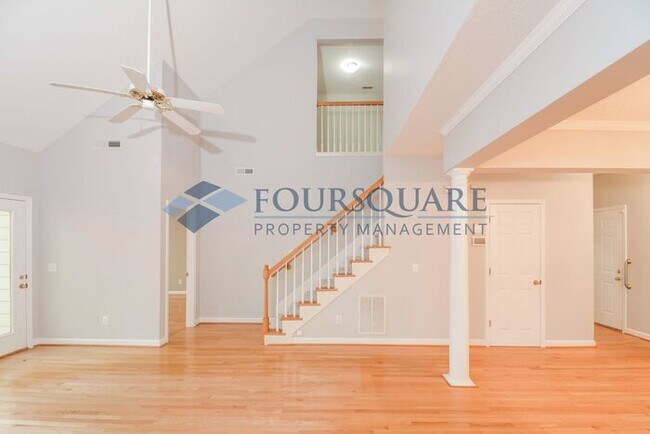 Building Photo - Townhome | 1st Floor Master Bedroom/ Full ...
