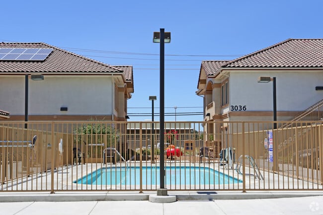 Pool - Woodbridge Place Apartments