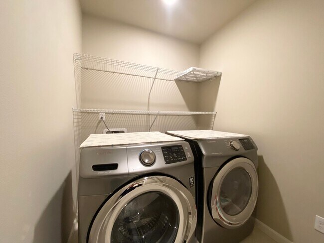 Building Photo - 3 bedroom, 2568 Sqft. home In Federal Way