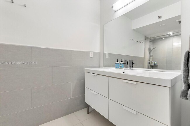 Building Photo - 1155 Hillsboro Mile