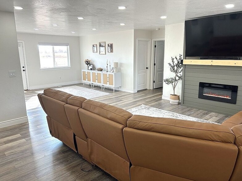 Building Photo - 627 W 2000 N