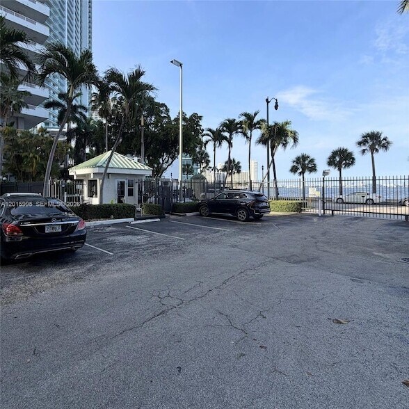 Building Photo - 1408 Brickell Bay Dr