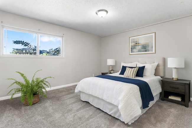 Building Photo - 4BR w/ Driveway Parking near Denver Zoo & City Park