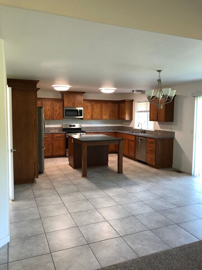 Building Photo - Newer 3 bedroom 2 bath home in Sutherlin