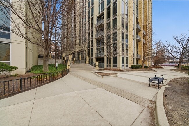 Building Photo - 720 N Larrabee St