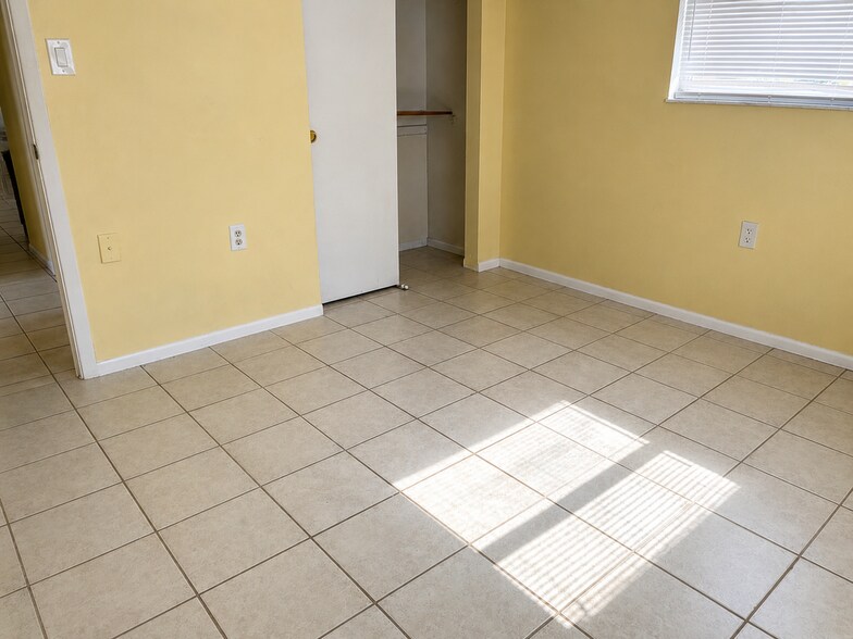 Building Photo - 8247 Saybrook Dr