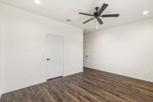 Building Photo - 1402 Courtney Pl