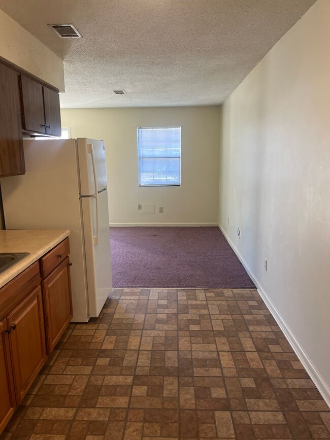 Building Photo - 2 Bed, 1 Bath Apartment