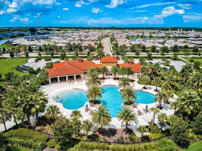 Building Photo - Gorgeous 4 bedroom 2 bath home in luxuriou...