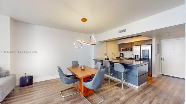 Building Photo - 1750 N Bayshore Dr