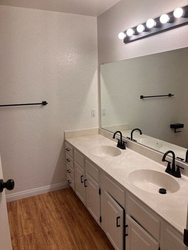 Building Photo - Beautiful Dual Master Townhome Palmdale