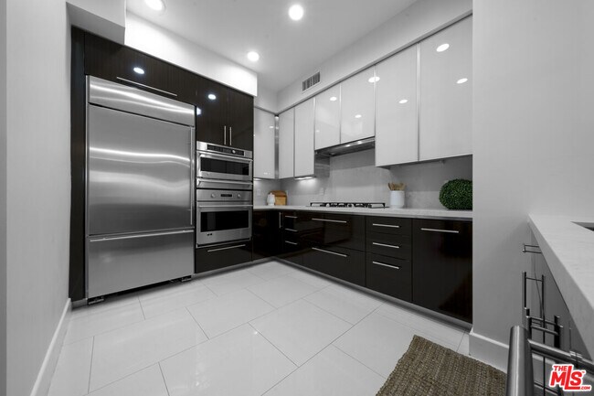 Building Photo - 1318 S Roxbury Dr
