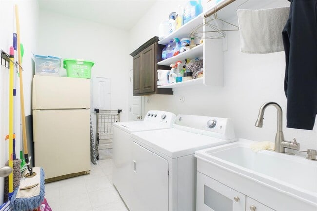 Building Photo - 816 Paseo de Castana Wy