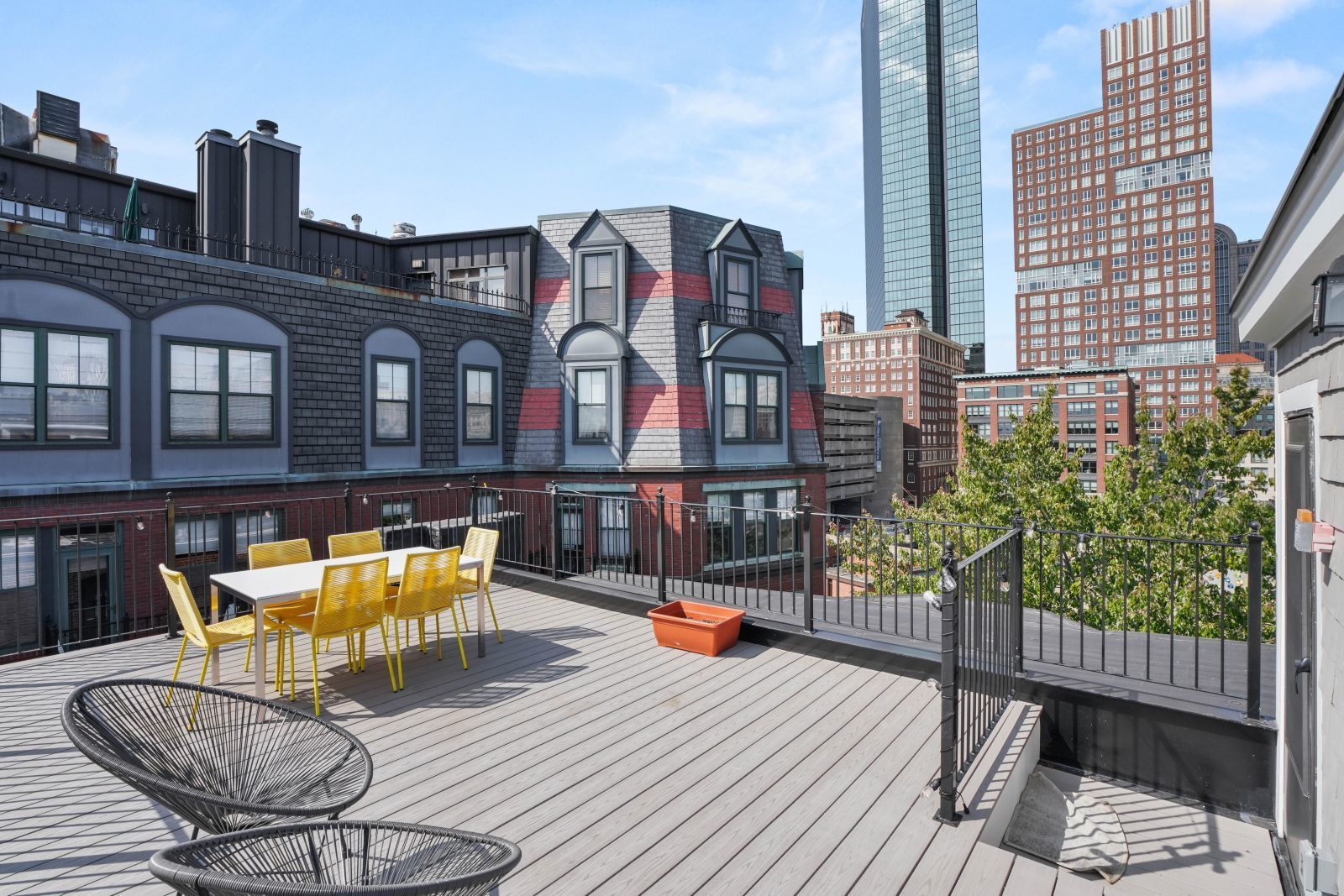 Building Photo - 17 Cazenove St