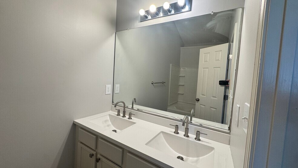 Building Photo - 3385 Hidden Cove Cir