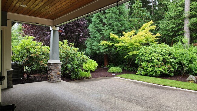Building Photo - Beautiful Campus Glen 4-Bedroom!