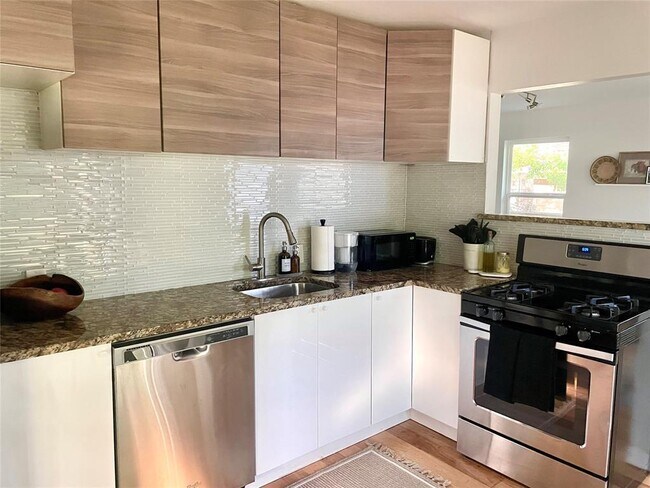 Building Photo - 3208 Thompson St