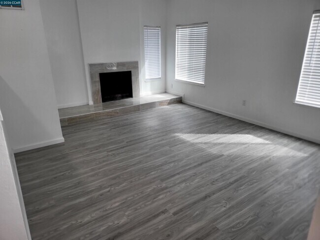 Building Photo - 4001 Mozart Dr