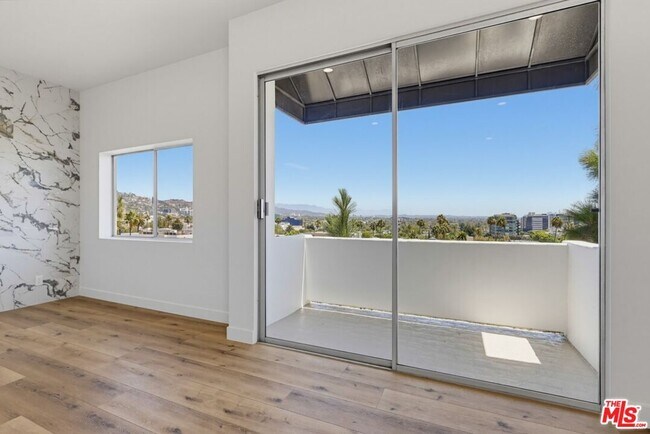 Building Photo - 435 N Oakhurst Dr