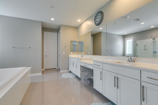 Building Photo - Luxury Rental with Mountain Views in Gated Henderson Community