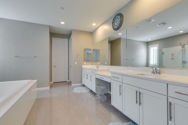 Building Photo - Luxury Rental with Mountain Views in Gated...