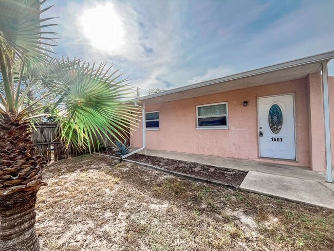 Building Photo - 2/1 Duplex COMING SOON!