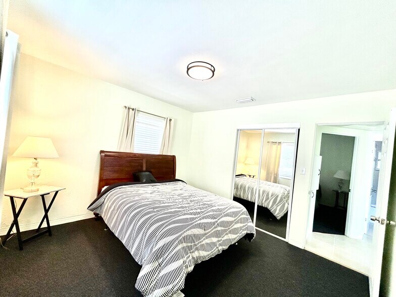 Building Photo - 3318 Boca Ciega Dr N