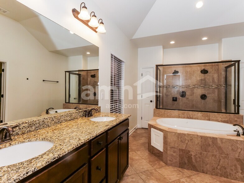 Building Photo - 45 Donna Lyn Dr