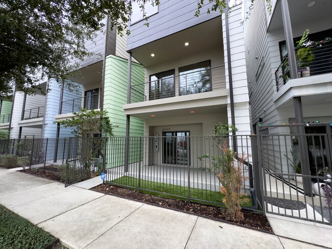 Building Photo - 2717 St Emanuel St